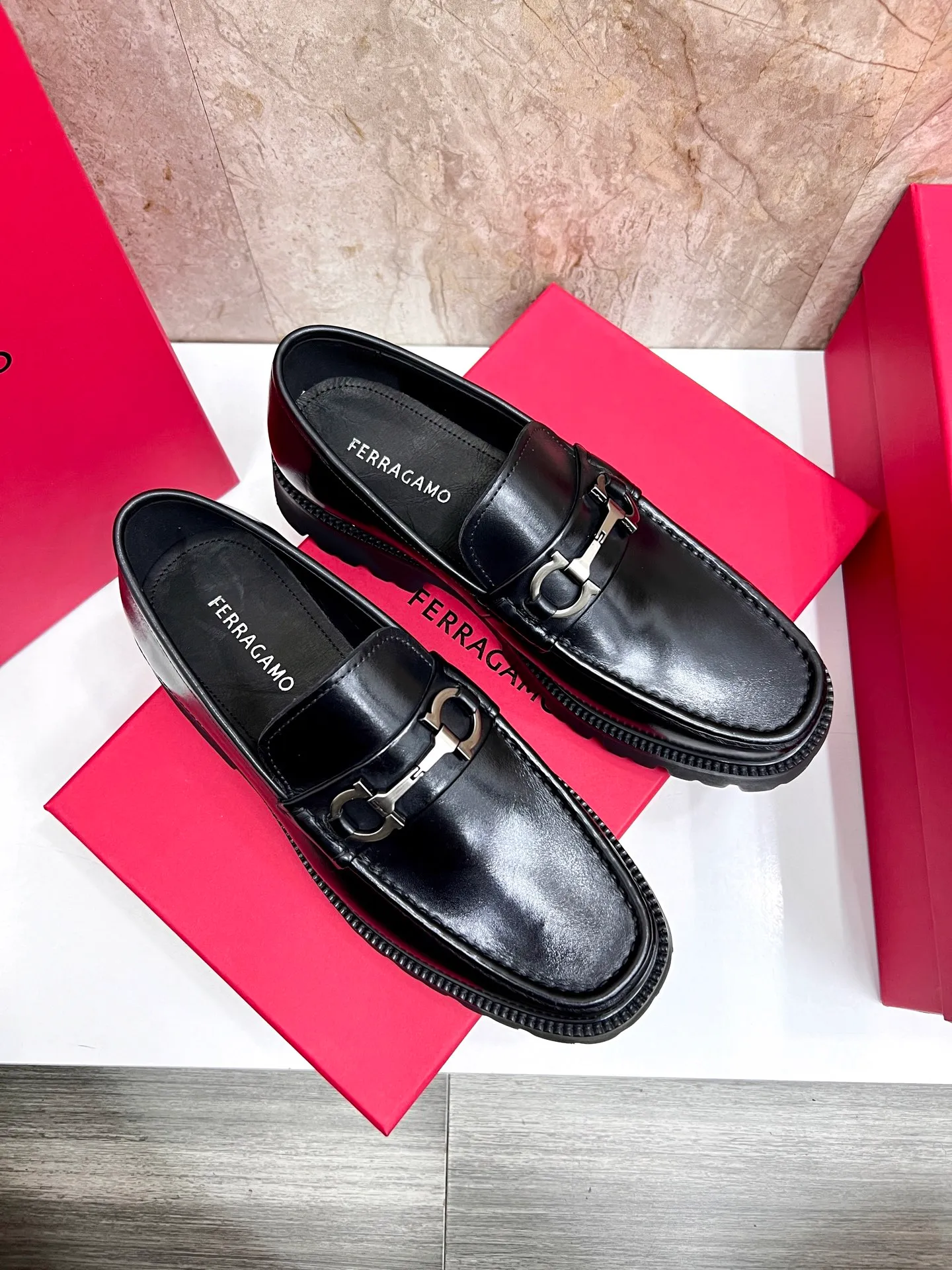 Original quality P580 Brand: Ferragamo Standard size: Men's size 38/44 (45.46 can be customized) Grade: Same style as the official website High-quality men's shoes Material: Customized first-layer calfskin with water-dyed cowhide lining Cowhide tiptoe Original non-slip and wear-resistant rubber outsole Style category: Men's formal business leather shoes are young and fashionable European and American trends British style Casual matching and comfortable feet Color: actual picture